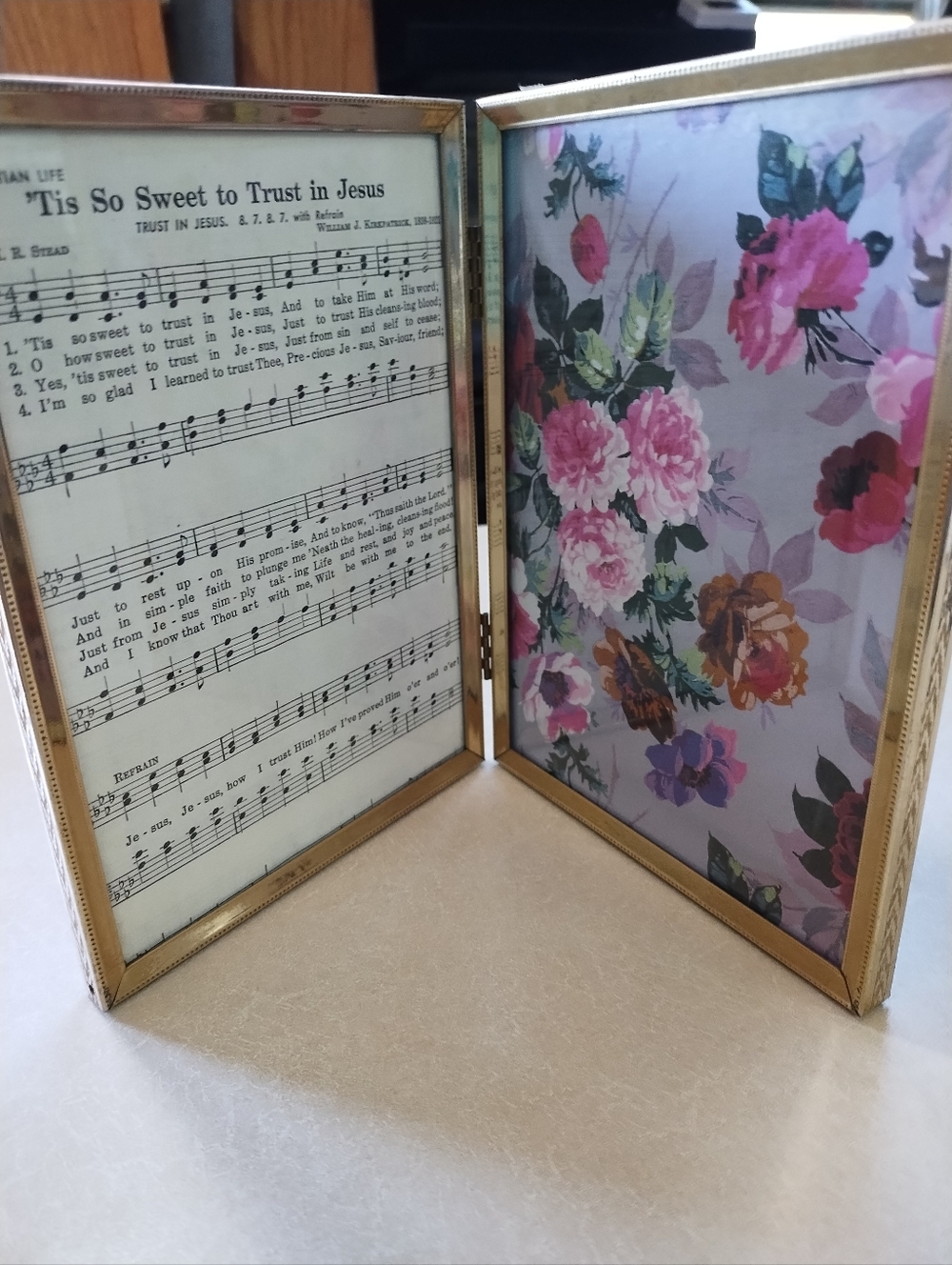 Vintage Double Hinged Picture Frame Decor Religious Hymnal Floral - Picture 2 of 4